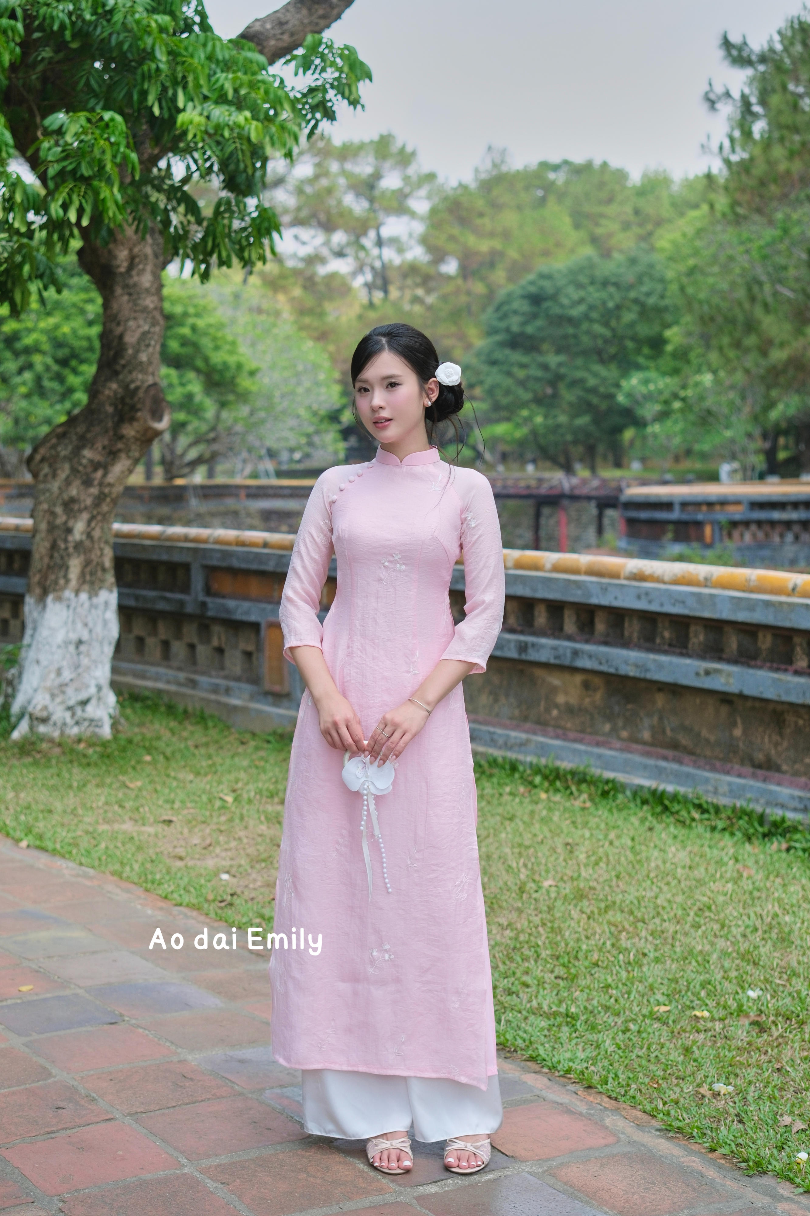 Pink modern ao dai with embroidery flowers | White turtlehead