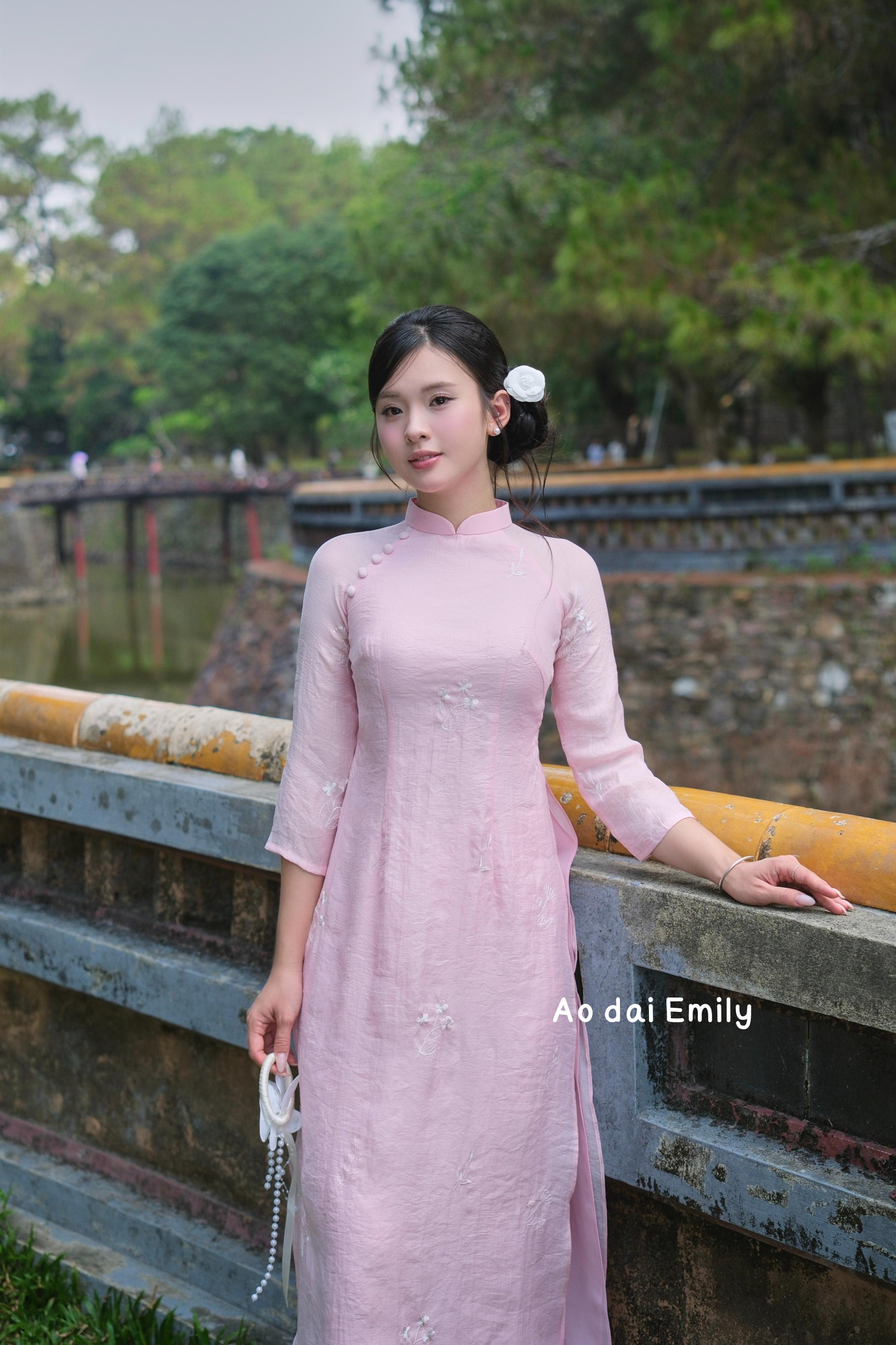 Pink modern ao dai with embroidery flowers | White turtlehead