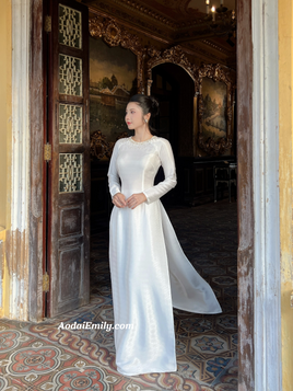 EMERIE Pre made plain White color with crystals collar