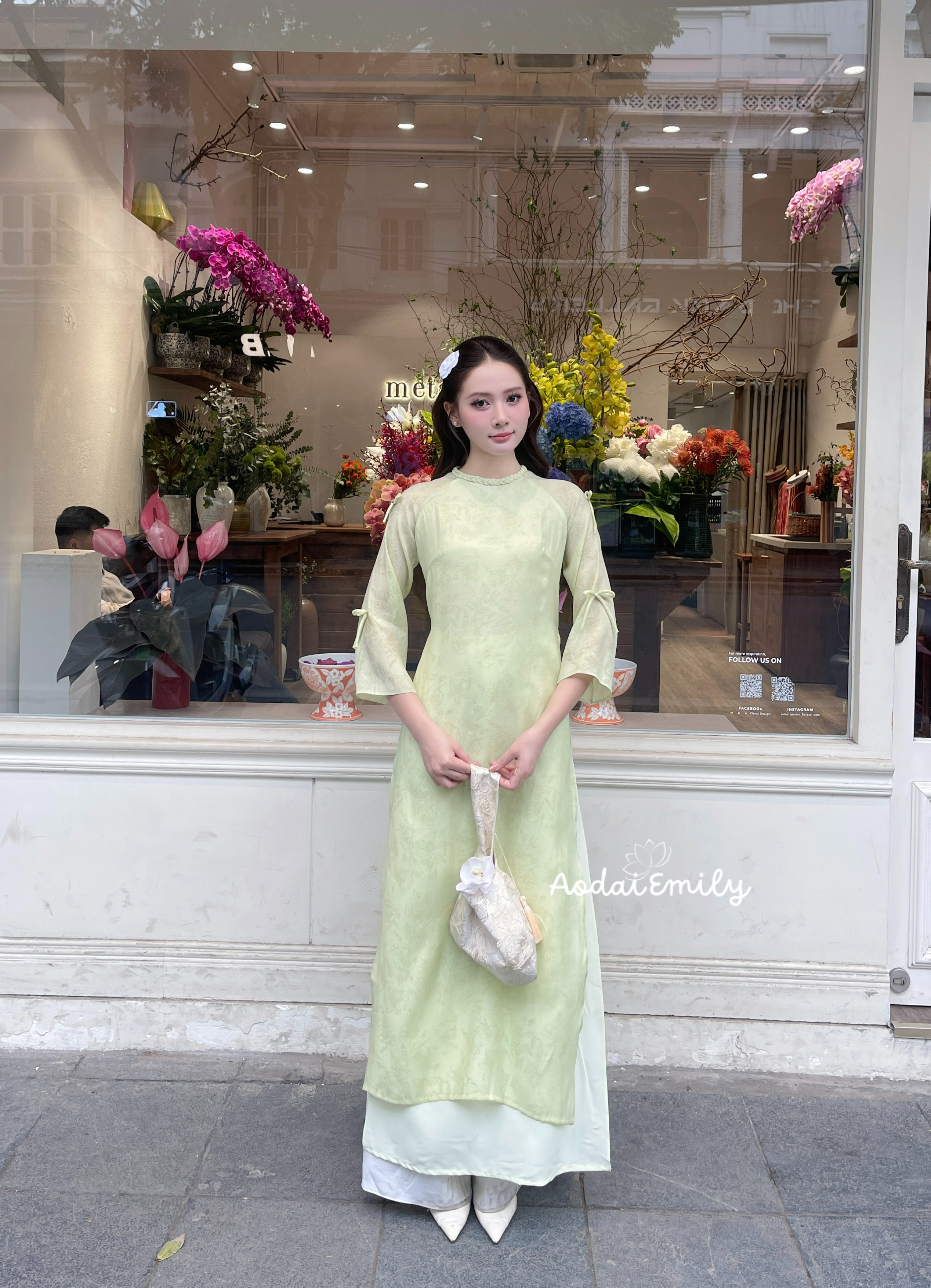 Modern ao dai with cutie bows