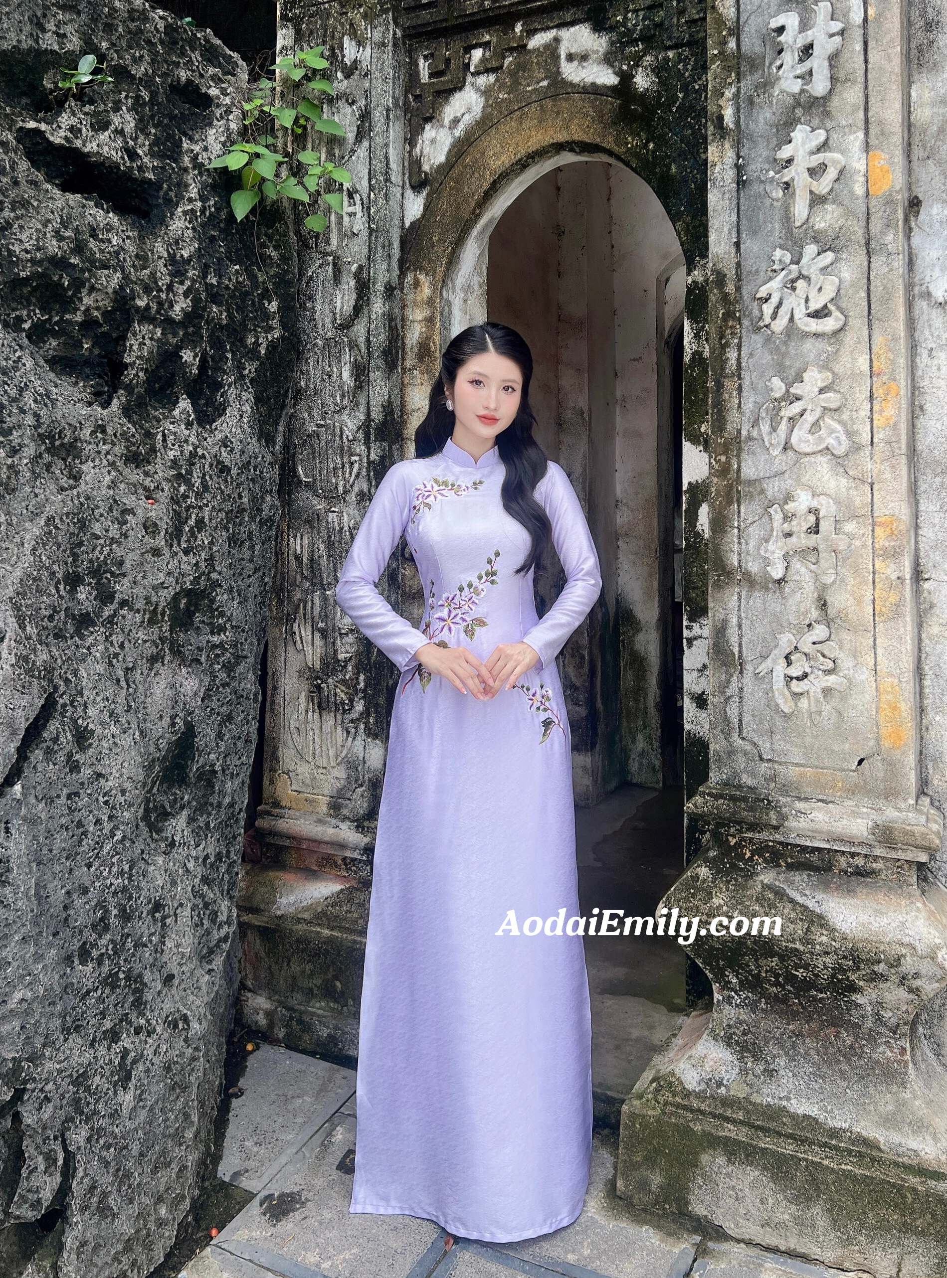 Purple purple simple embroidery ao dai |