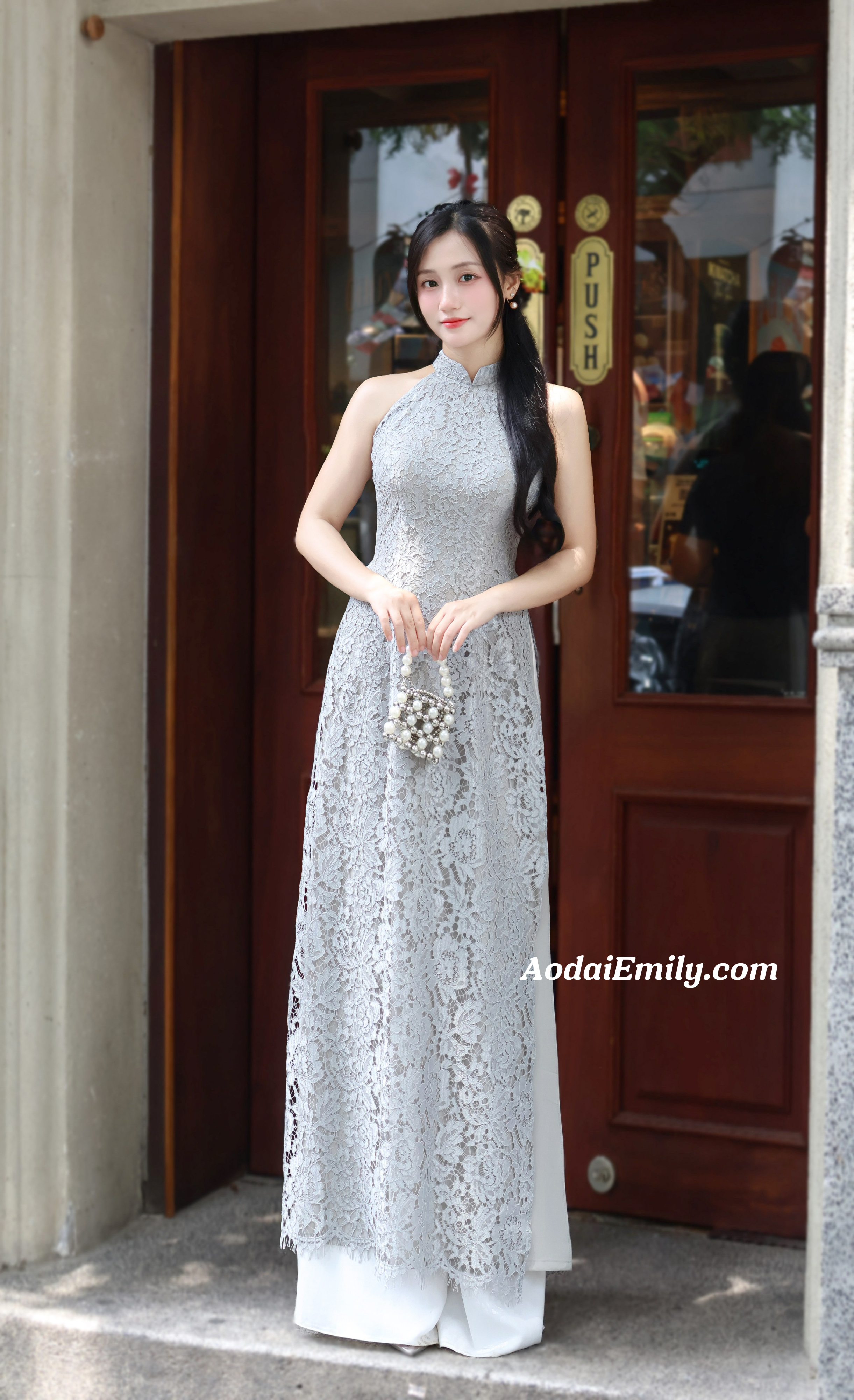 Sleeveless Gray Lace ao dai