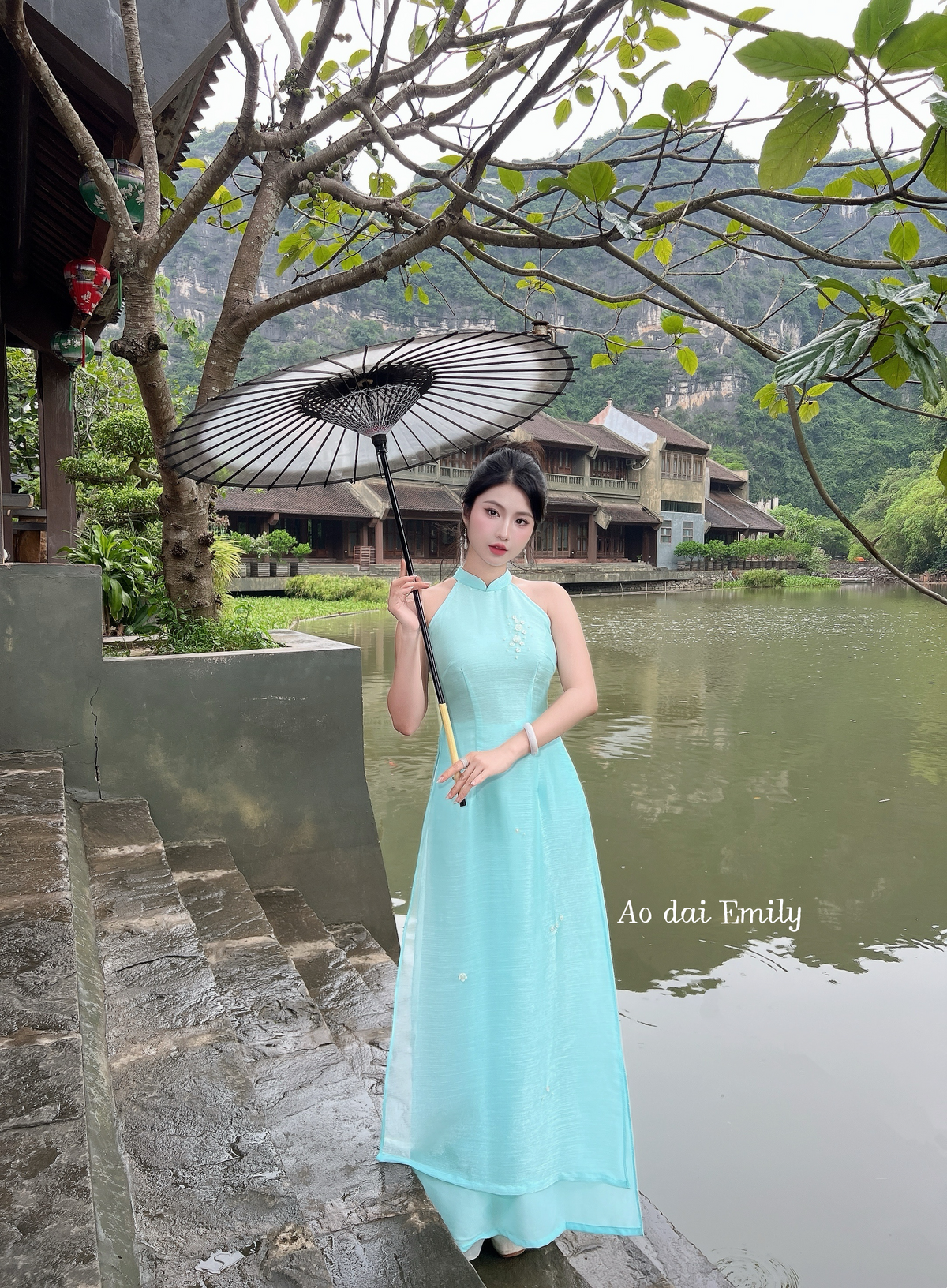 Sleeveless ao dai with simple hand beading flowers| Ayana
