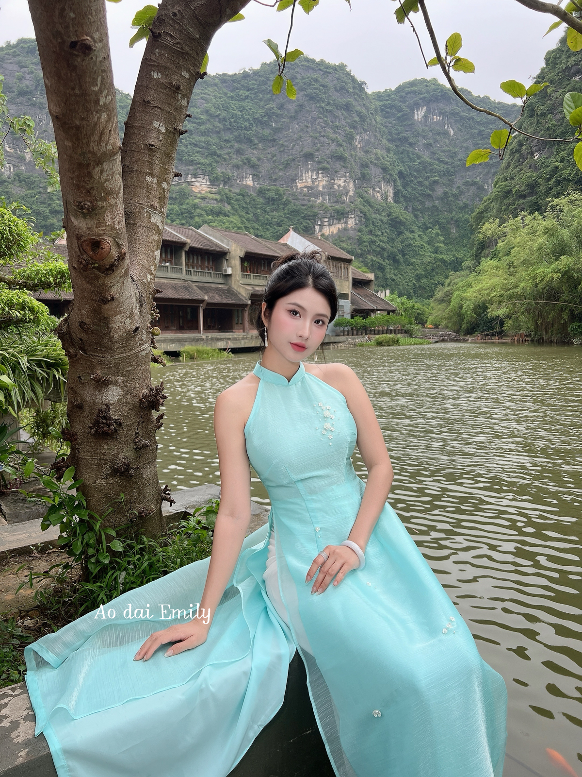 Sleeveless ao dai with simple hand beading flowers| Ayana