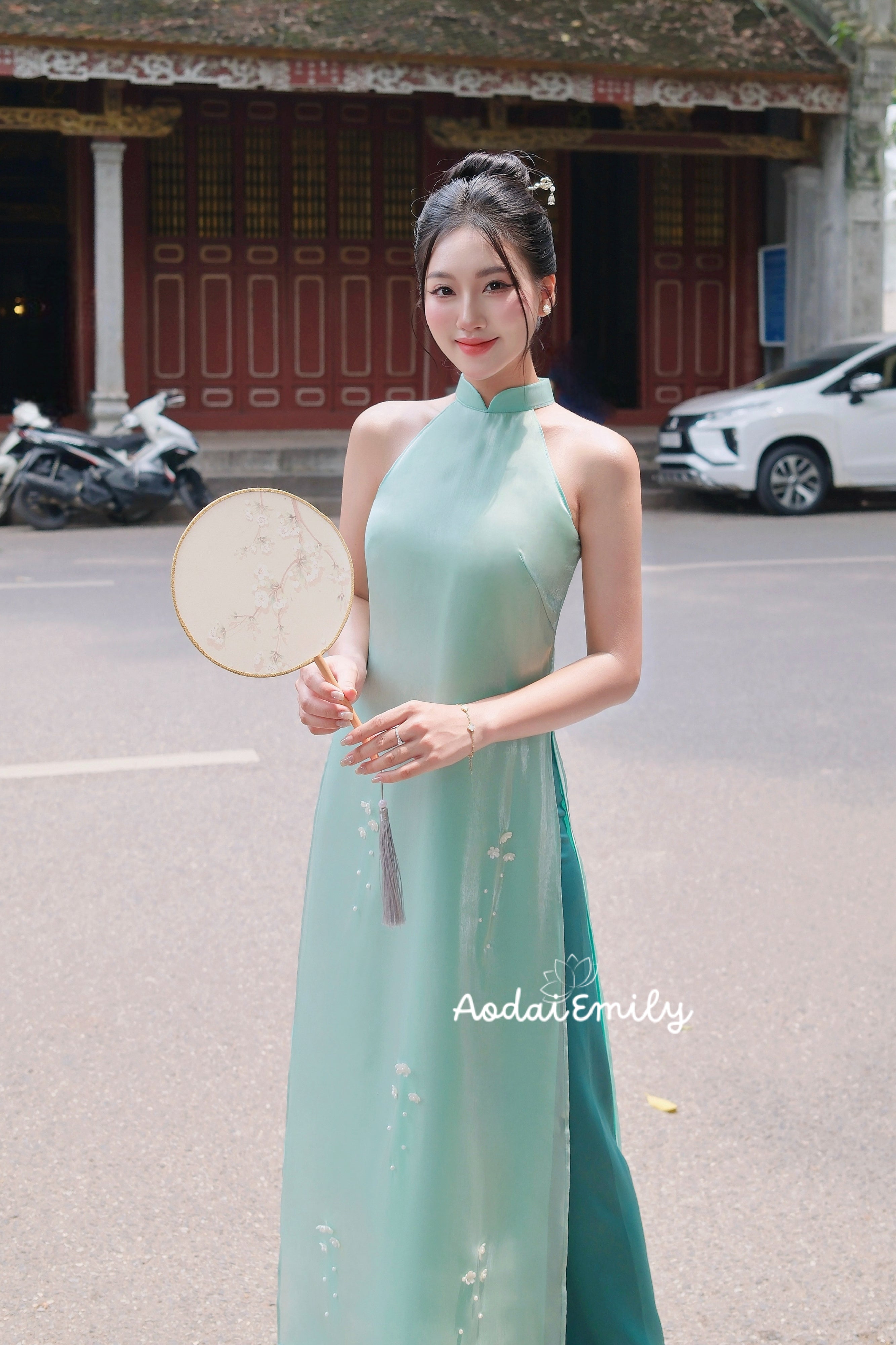 Sleeveless ao dai with hand beading flowers