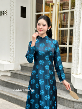 LEIGHTON Mulberry silk ao dai with lotus patterns