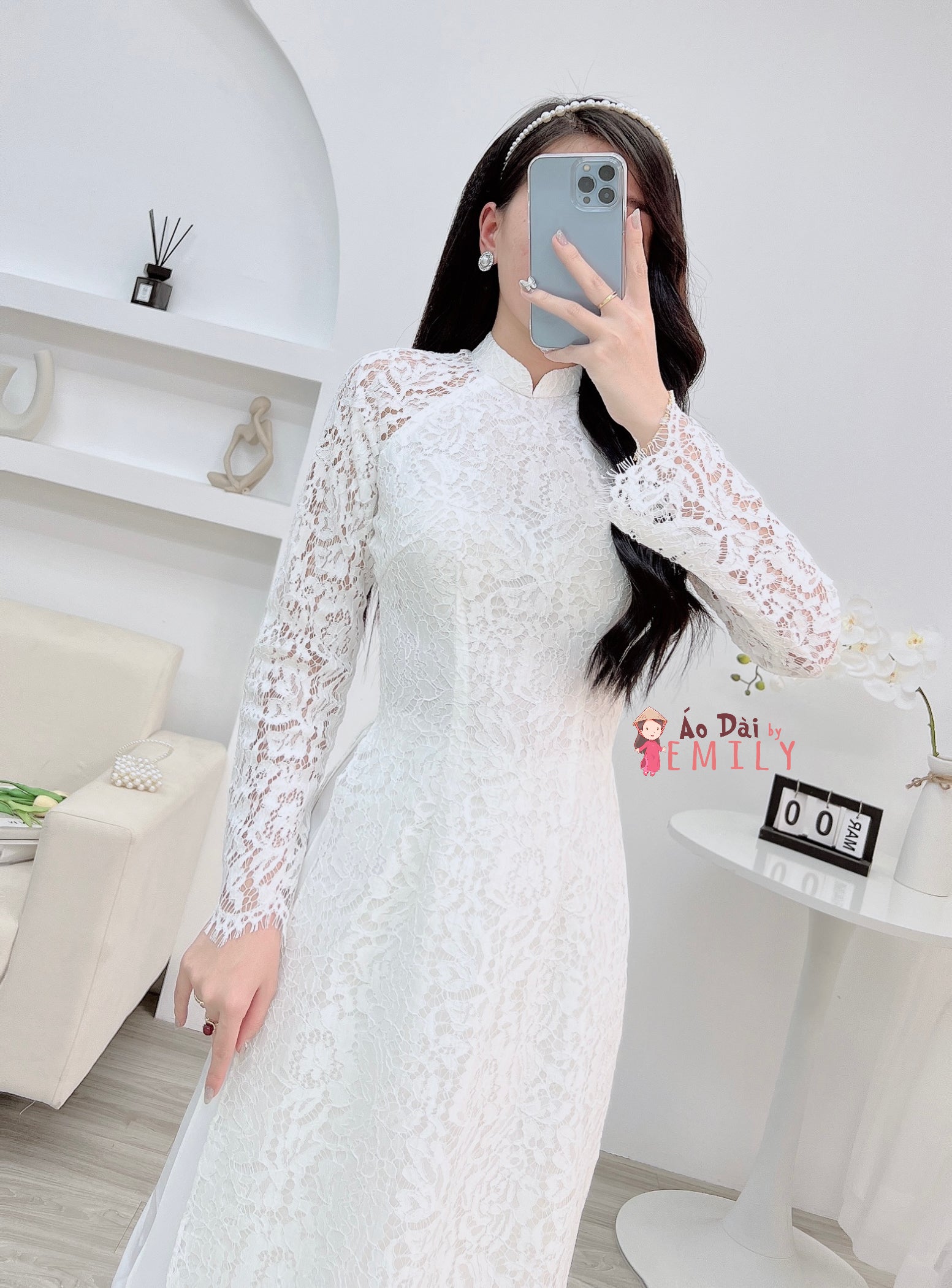 White Lace and silk áo dài