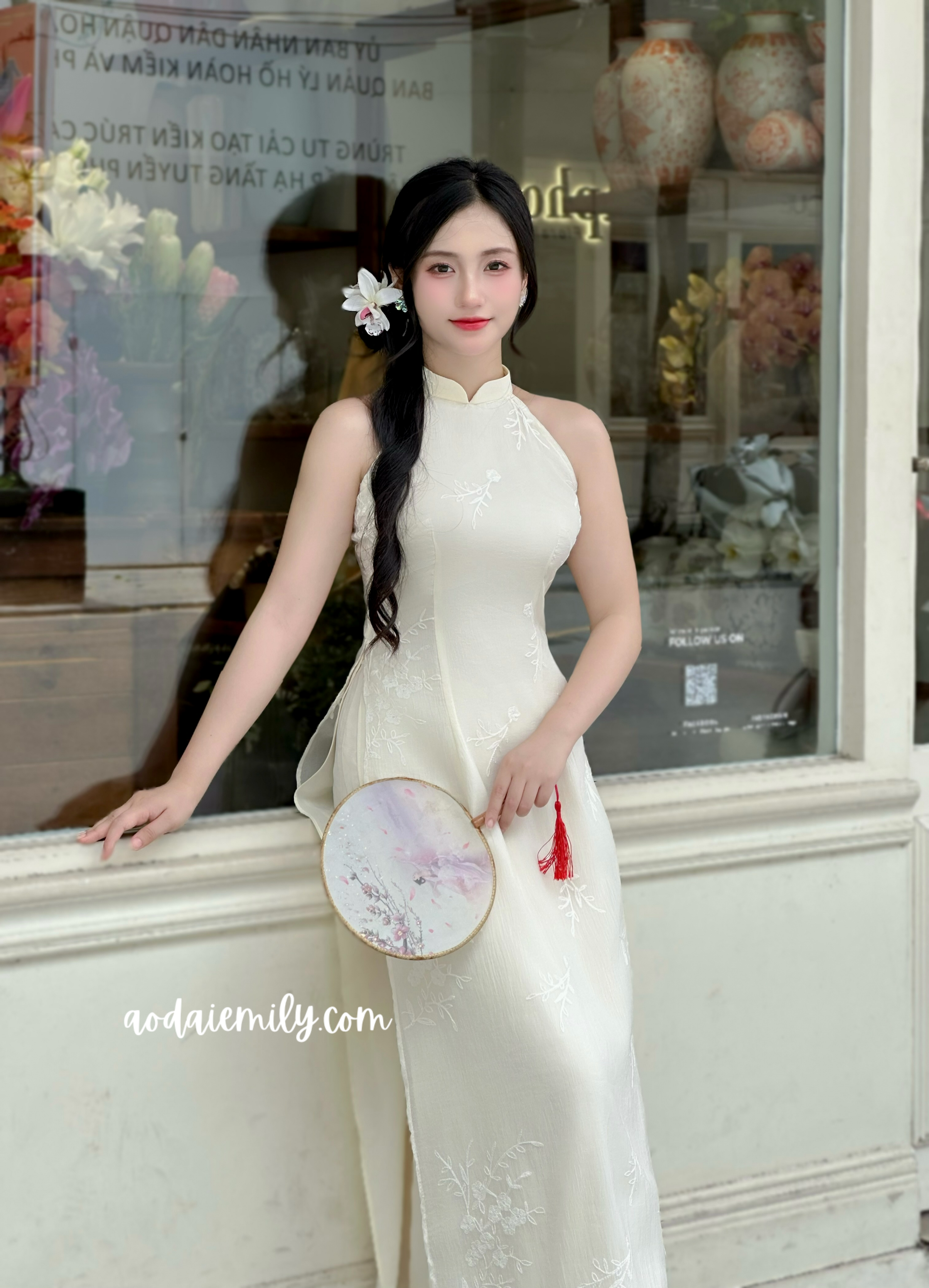 Sleeveless Cream Embroidery flowers patterns