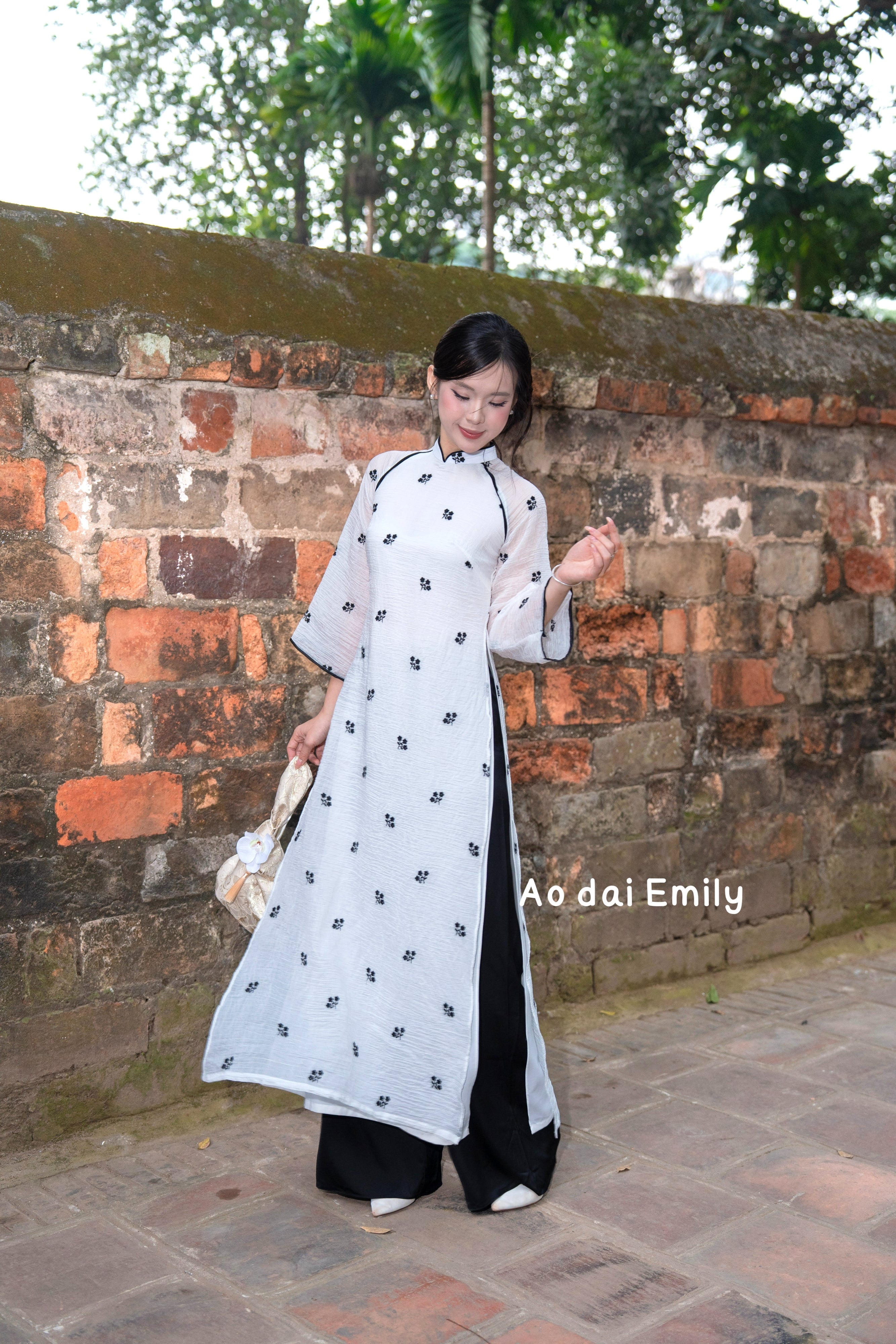 Black/White embroidery flowers Modern ao dai