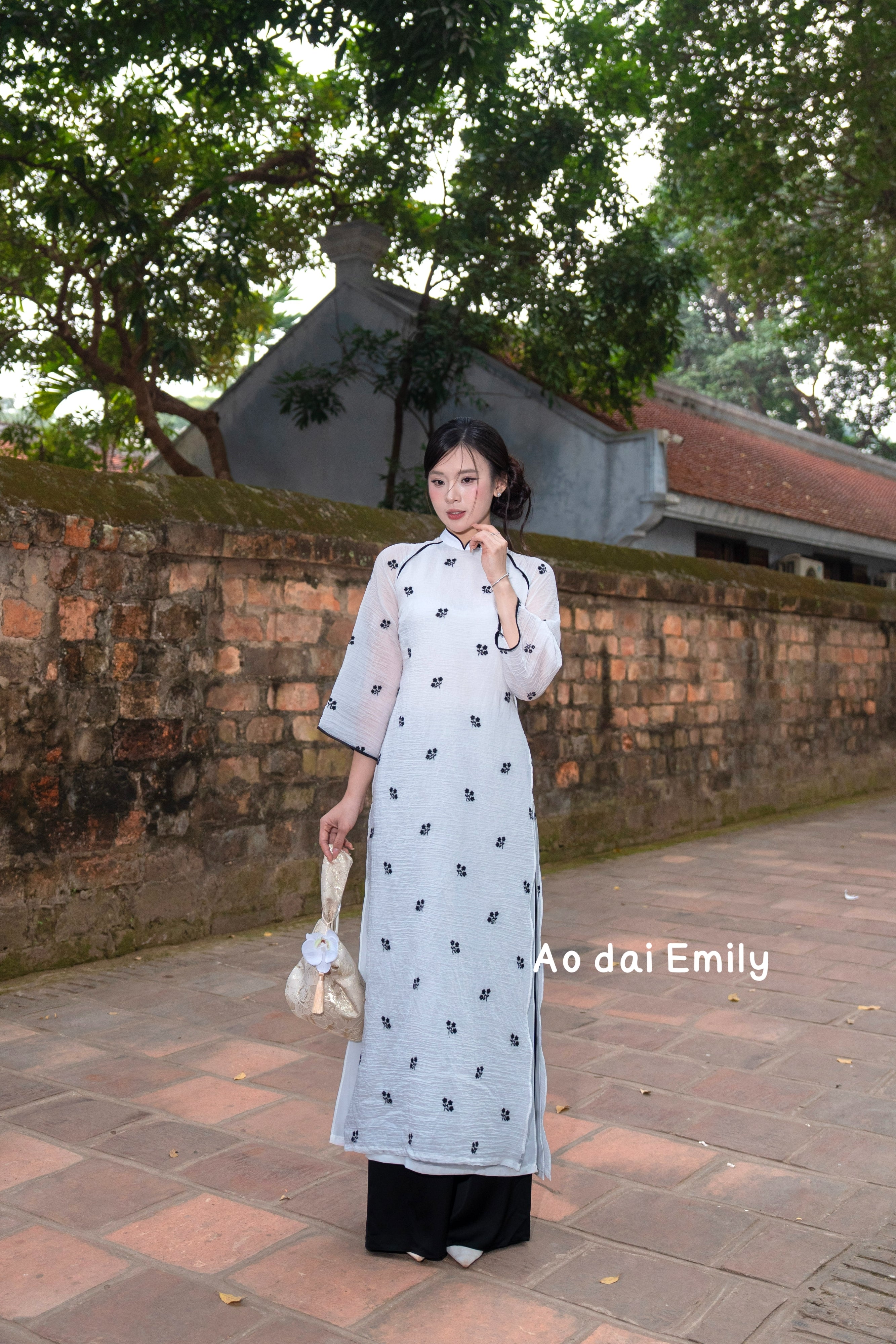 Black/White embroidery flowers Modern ao dai