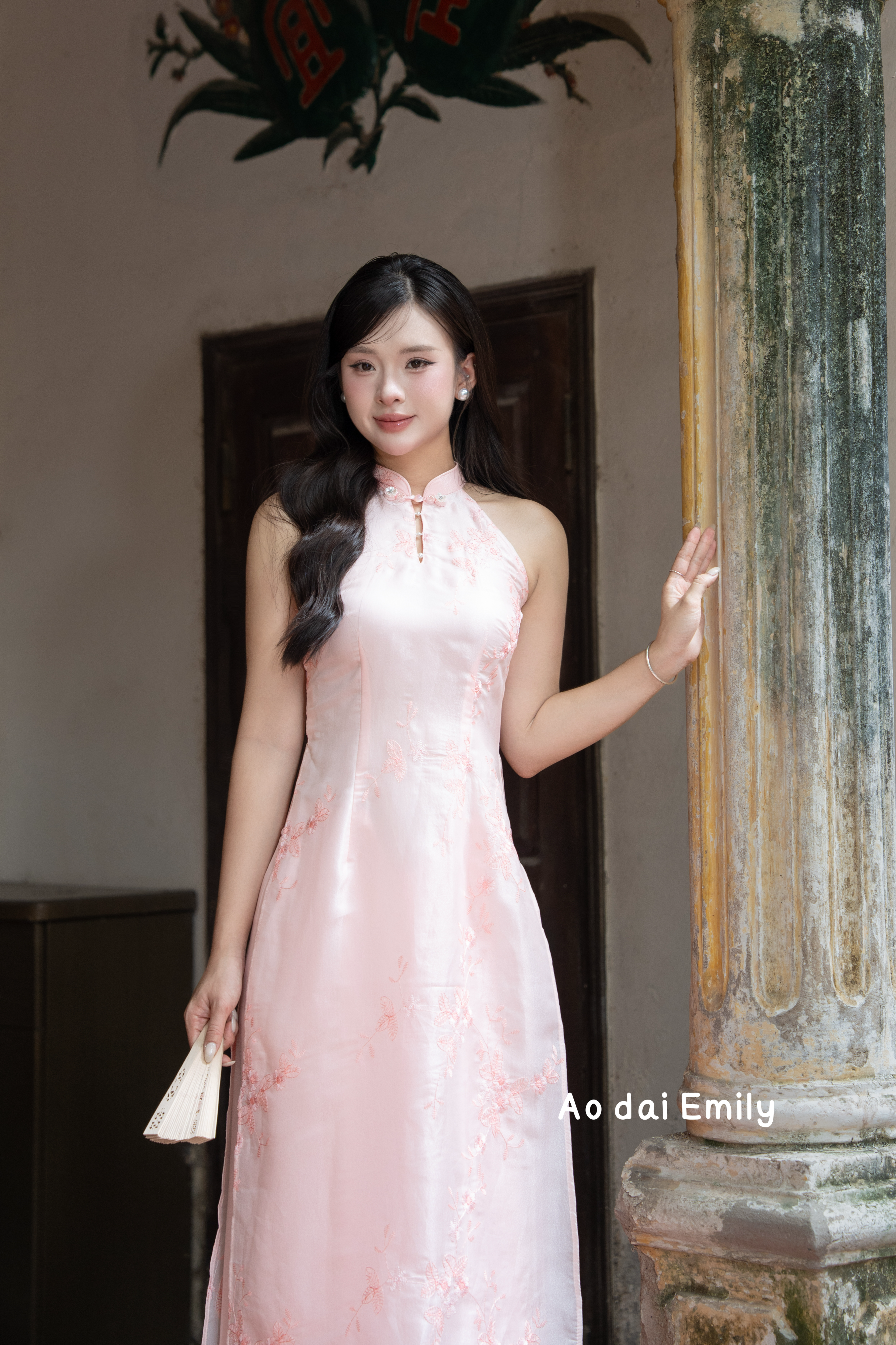 Sleeveless Pink modern ao dai with embroidery flowers| Mini lobata