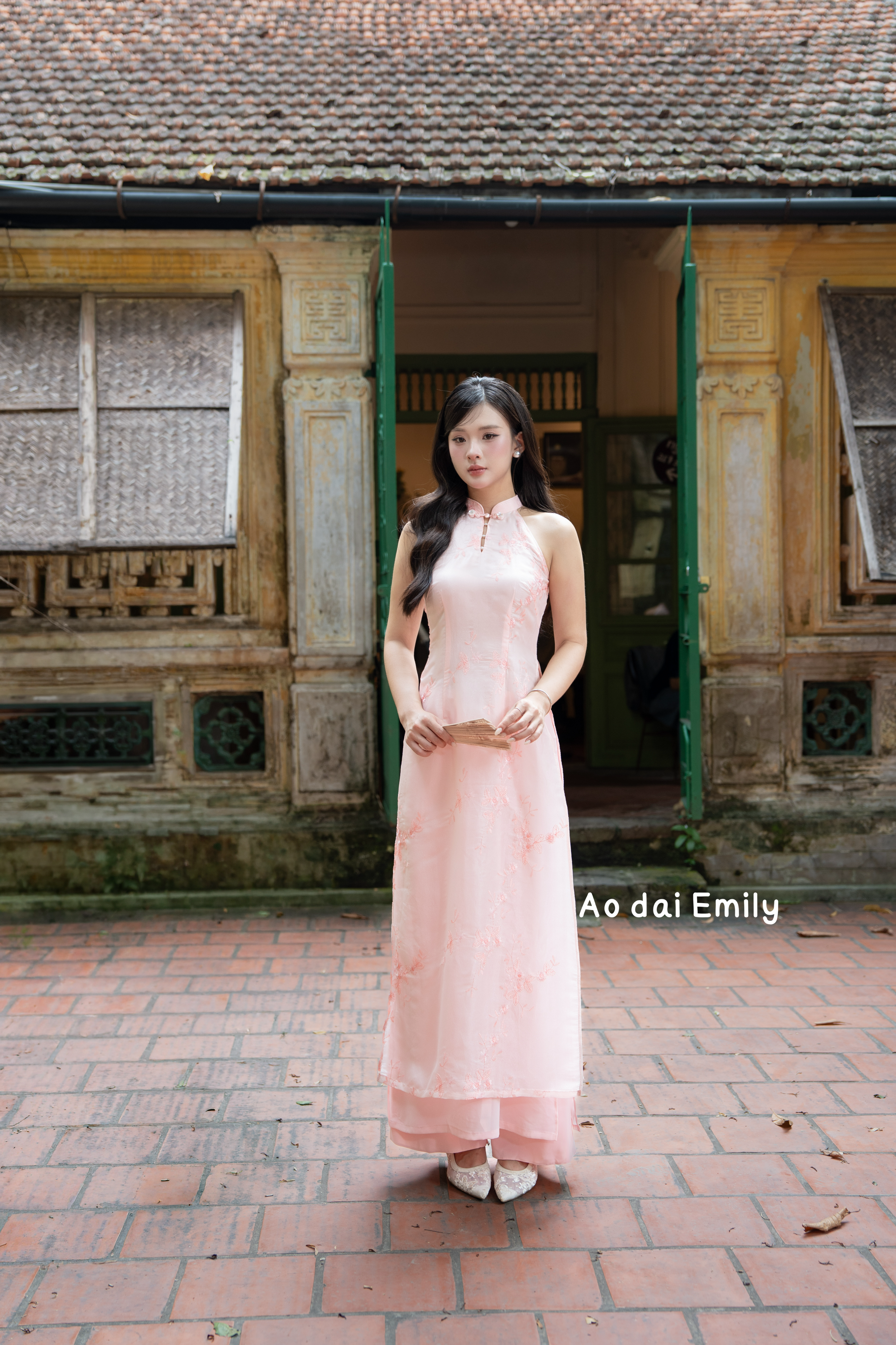 Sleeveless Pink modern ao dai with embroidery flowers| Mini lobata