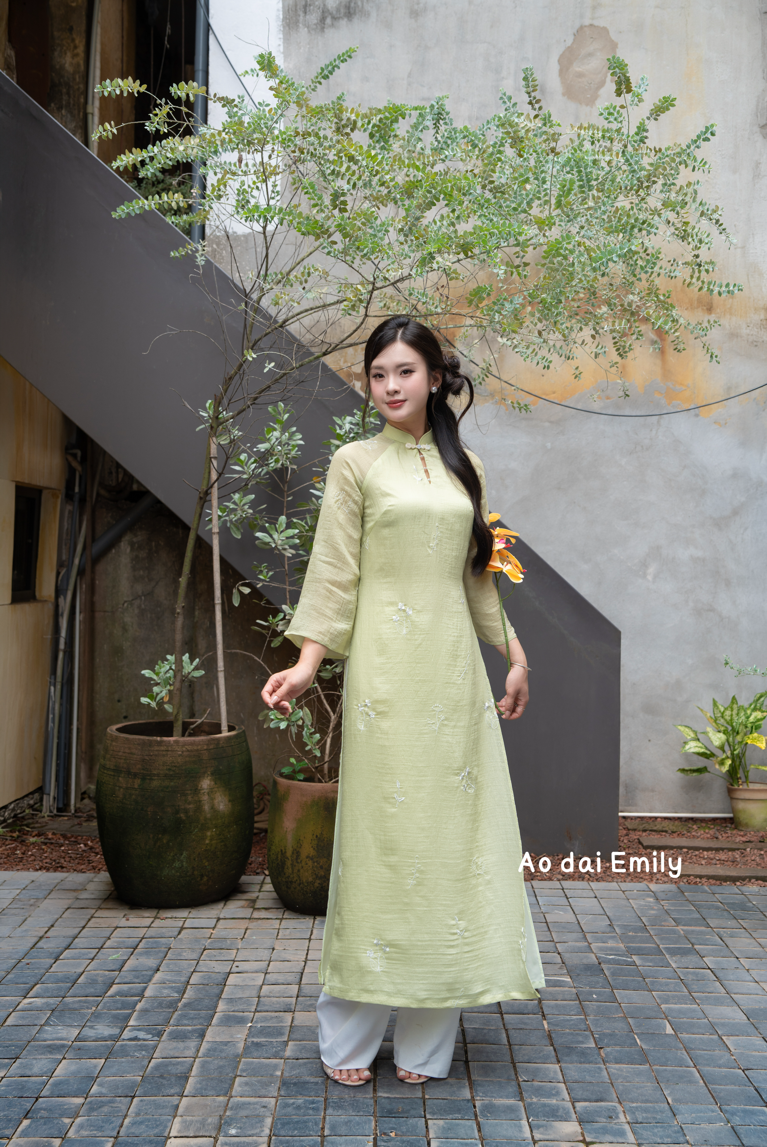 Modern ao dai with embroidery flowers | Lantana