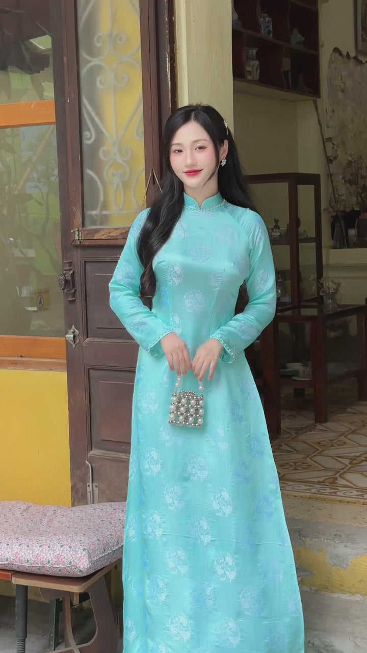Load video: Mulberry silk ao dai with Pearls