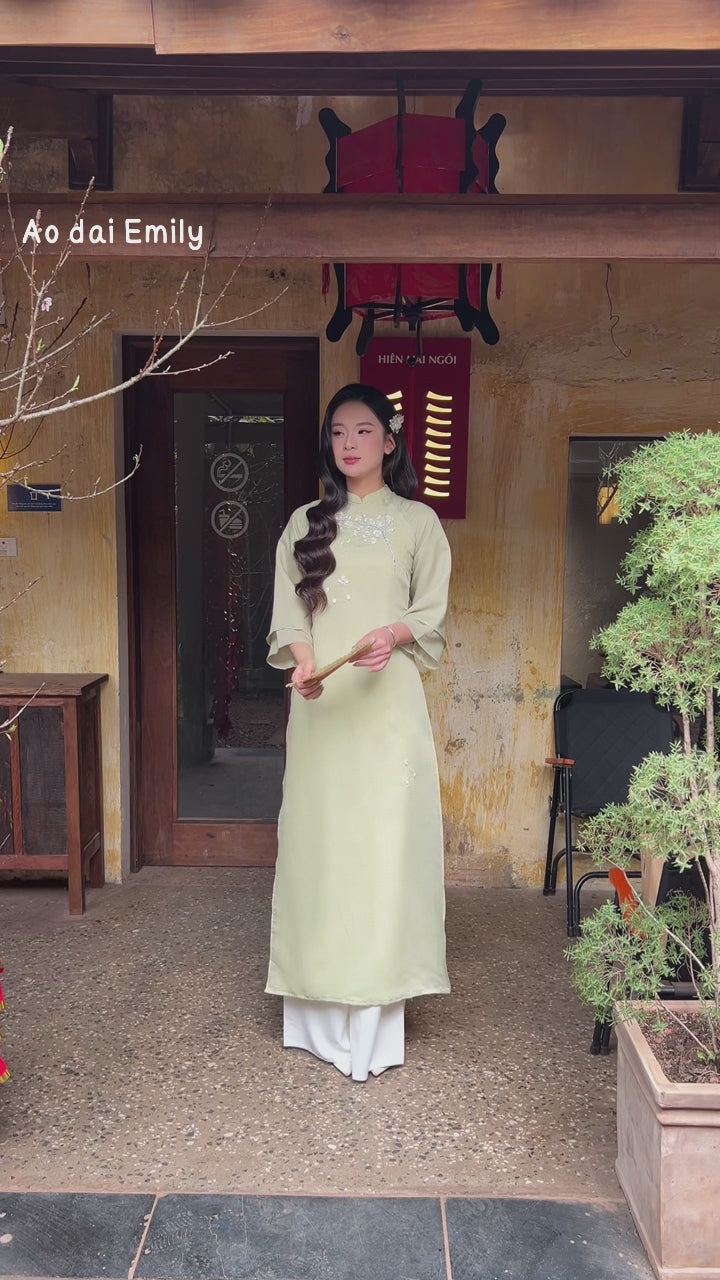 Load video: Modern loosing style with ribbon embroidery Ao dai| Checkered lily