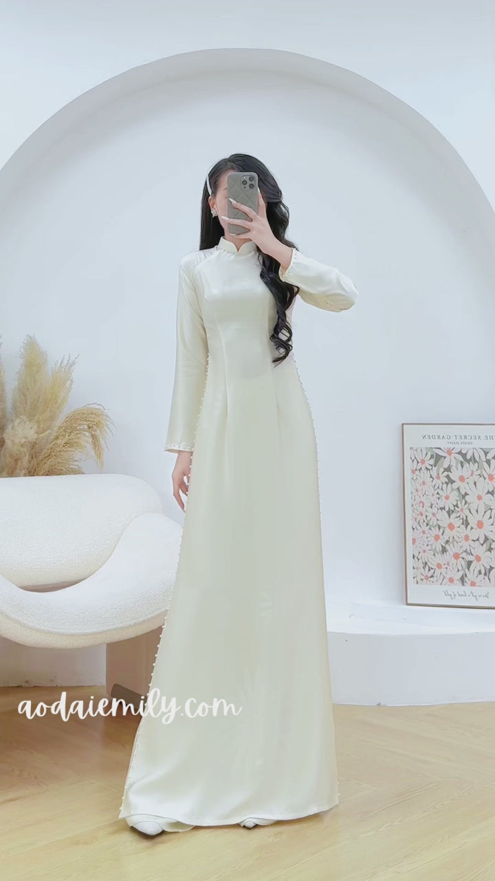 Load video: Cream ao dai with pearls