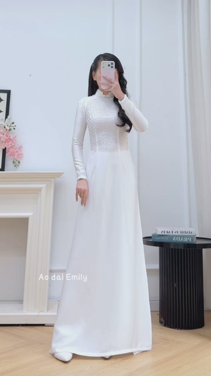 Load video: Tradition Ao dai with designed crystals| Purple mountain