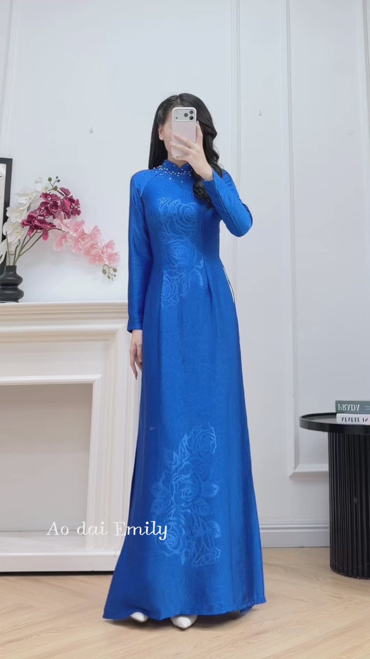 Load video: Blue Sapphire ao dai with simple crystals collar | Coneflowers