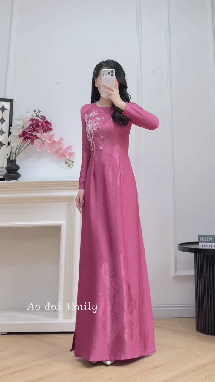 Load video: Ao dài with beading designs| Broom