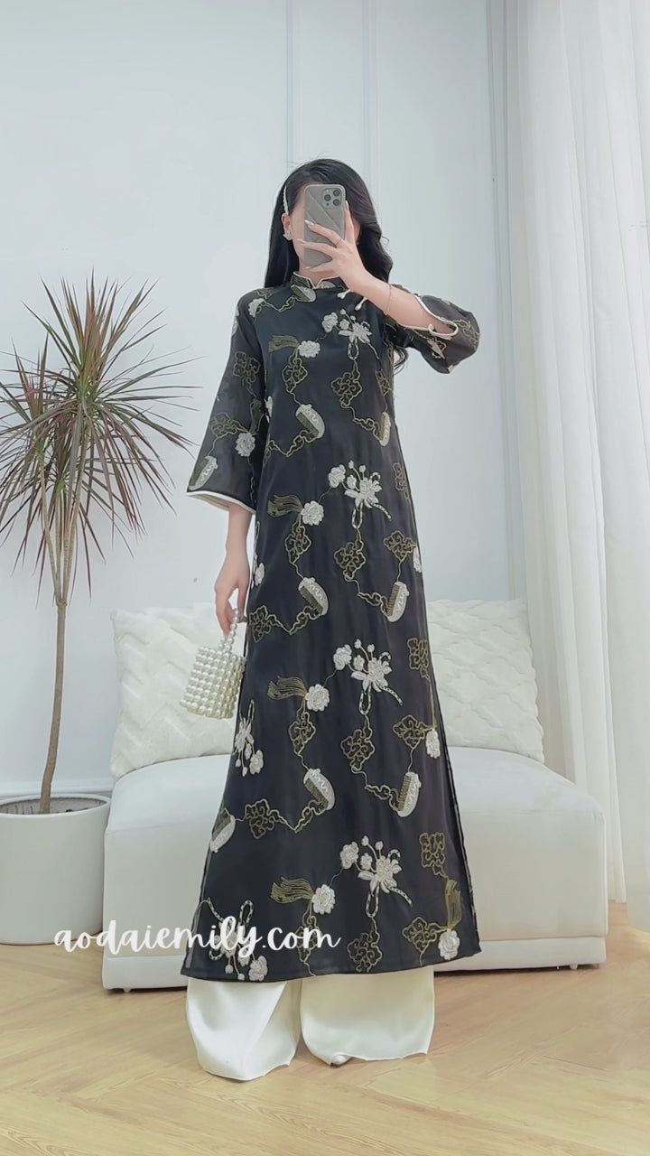 Load video: Black Modern loosing style Ao dai set with embroidery flowers