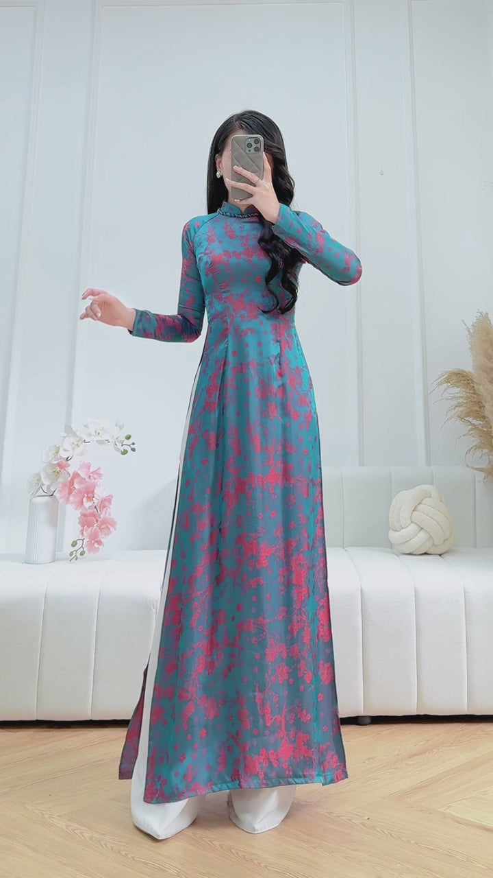 Load video: Ao dai Gam with hand beading collar