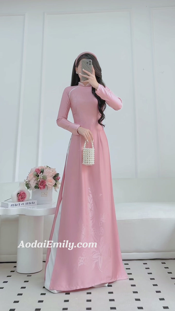 Load video: Mauve ao dai with simple pearls