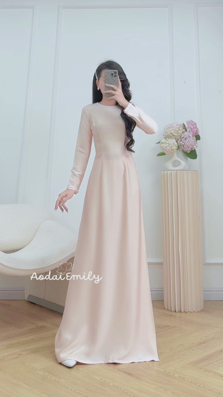 Load video: Beige/Nude ao dai with designed crystals